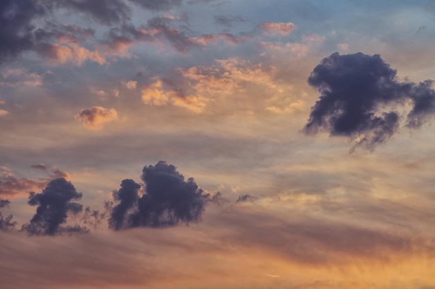 Natur dramatisch leuchtend rosa gefärbte Wolkengebilde bei Sonnenuntergang