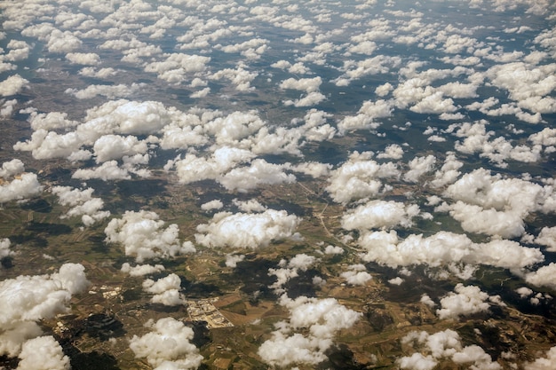 Natur Hintergrund. weiße Wolken über blauem Himmel