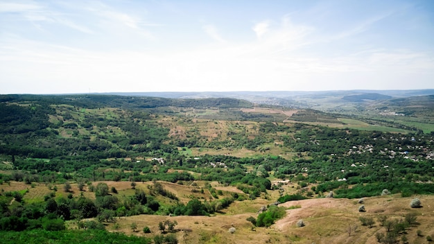 Natur mit grünem Feld und blauem Himmel