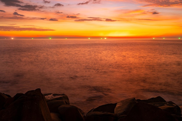 Natur schön Licht Sonnenuntergang oder Sonnenaufgang über dem Meer Farbenfrohe dramatische majestätische Landschaft Himmel mit erstaunlichen Wolken und Wellen im goldenen Lichtwolkenhintergrund des Sonnenunterganghimmels