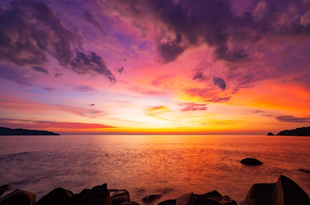 Natur schön Licht Sonnenuntergang oder Sonnenaufgang über dem Meer Farbenfrohe dramatische majestätische Landschaft Himmel mit erstaunlichen Wolken und Wellen im Sonnenuntergang Himmel lila Licht Wolkenhintergrund