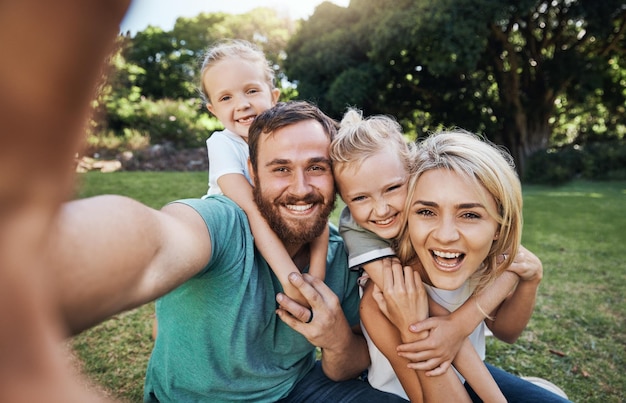 Foto natur-selfie und porträt einer glücklichen familie bei einem gemeinsamen picknick im grünen garten im freien fröhliches lächeln und eltern, die draußen im hinterhof oder park in kanada umarmungen und bindungen mit kindern spielen