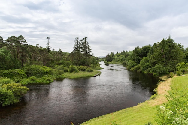 natur- und landschaftskonzept - blick auf den fluss im ireland valley