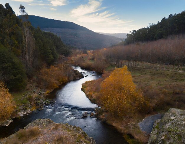 Natur und Umwelt kleiner schlängelndes Fluss zwischen den Bergen Herbst