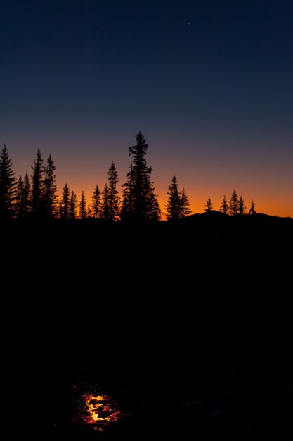 Natur, Wald, Berge und Sonnenuntergang