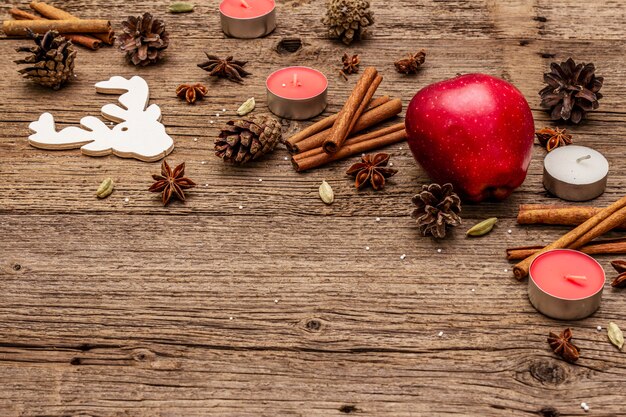 Natur-Weihnachtsdekorationen auf hölzernen Brettern der Weinlese