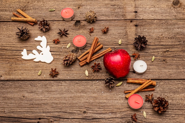 Natur-Weihnachtsdekorationen auf hölzernen Brettern der Weinlese