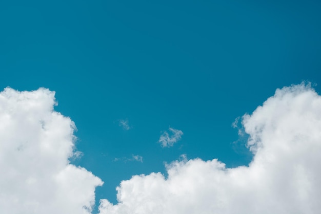 Natur Wetter Himmel Landschaft Weiße weiche Wolken am blauen klaren Himmel an sonnigen Sommertagen im Freien kopieren Raum