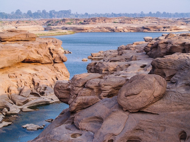 Foto natural del cañón de roca en el río mekhong