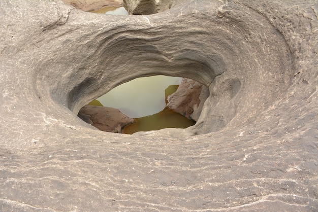 natural do desfiladeiro rochoso no rio khong depois que a água desce no verão