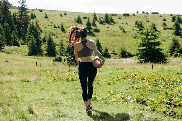 Natural, esporte, saúde, pessoas, conceito de estilo de vida - jovem e saudável praticante de ioga independente feminina, praticando meditação e poses, bela vista serena da montanha com vista para a pureza