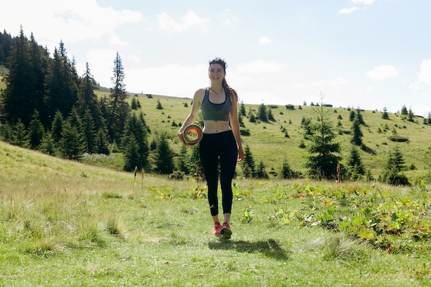 Natural, esporte, saúde, pessoas, conceito de estilo de vida - jovem e saudável praticante de ioga independente feminina, praticando meditação e poses, bela vista serena da montanha com vista para a pureza