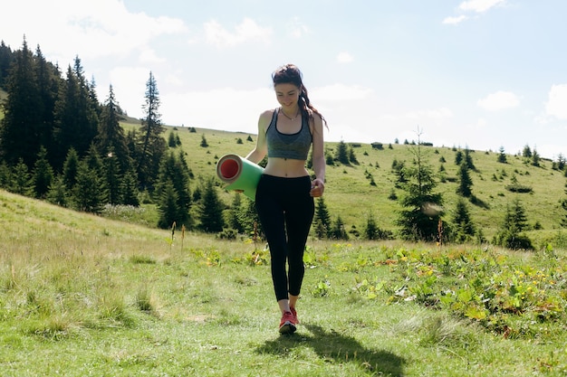 Natural, esporte, saúde, pessoas, conceito de estilo de vida - jovem e saudável praticante de ioga independente feminina, praticando meditação e poses, bela vista serena da montanha com vista para a pureza