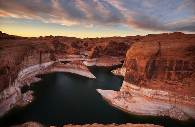 Natural inusual. Cañón de reflexión en el lago Powell