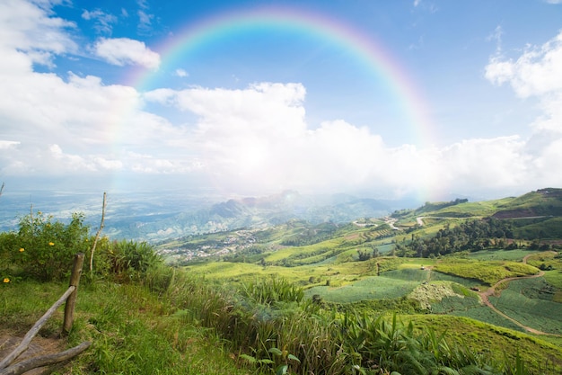 Natural Mountain View na Tailândia com céu e arco-íris