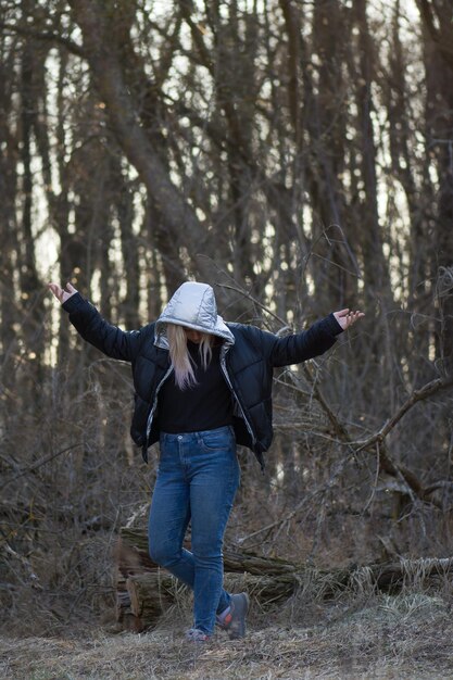 Naturaleza al aire libre relajarse concepto Sarefree y mujer feliz con los brazos abiertos