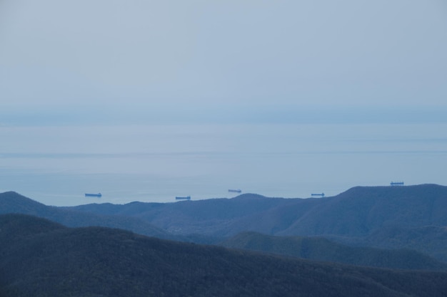 Naturaleza al sur de Rusia Vista de los barcos de transporte en la ciudad de Tuapse desde la cima del Monte Peus Vista de la silueta del buque de carga en el Mar Negro