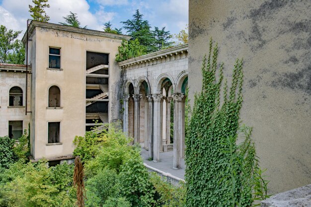 Foto la naturaleza se apodera de sanatorios abandonados y edificios abandonados con ventanas y puertas destrozadas.