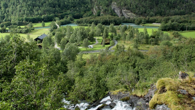 Naturaleza áspera en el paisaje noruego