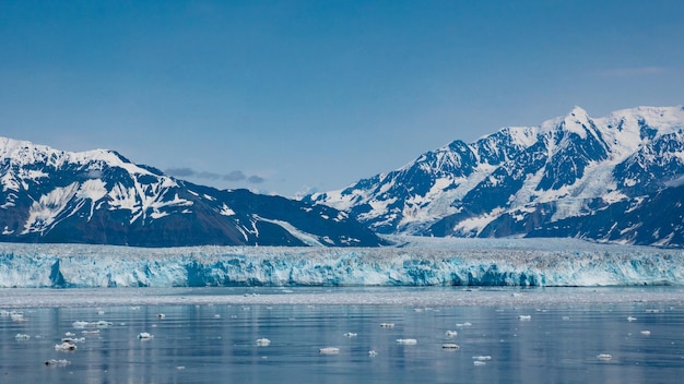 Naturaleza de la bahía de los glaciares Paisaje natural y marino de los picos de las montañas nevadas azules