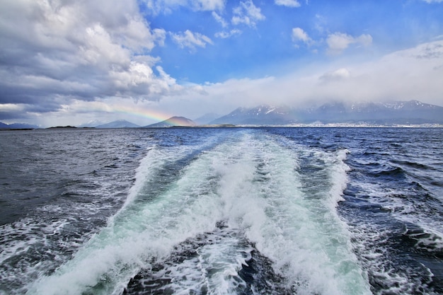 Naturaleza del canal Beagle cerca de la ciudad de Ushuaia en Tierra del Fuego, Argentina