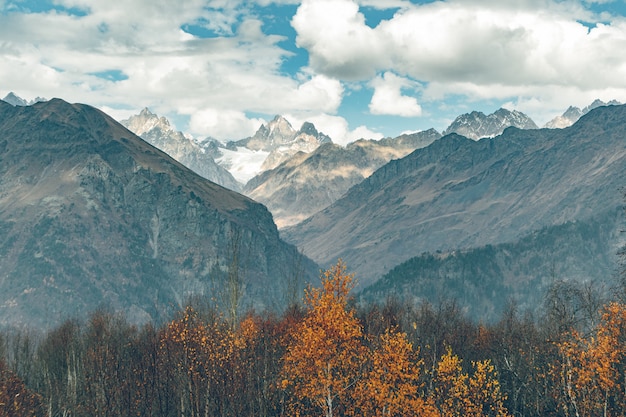 Naturaleza escénica de las montañas del Cáucaso senderismo senderos en Georgia.