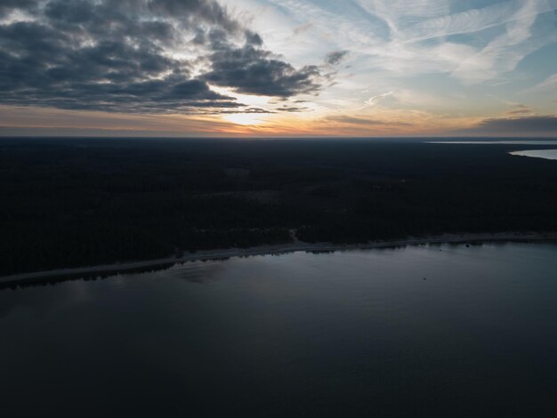 La naturaleza de Estonia al atardecer en la orilla del mar foto de un avión no tripulado