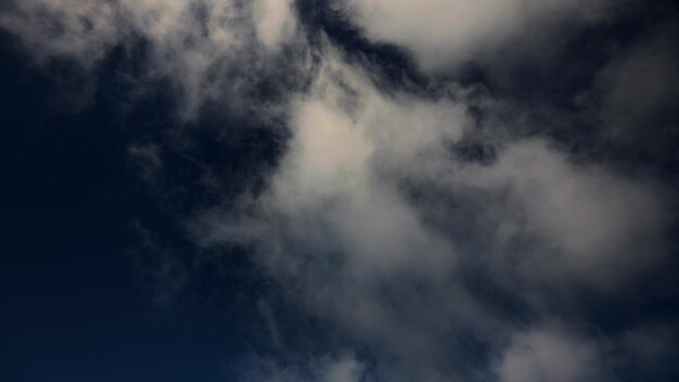 Una naturaleza de fondo nubes blancas sobre el cielo azul