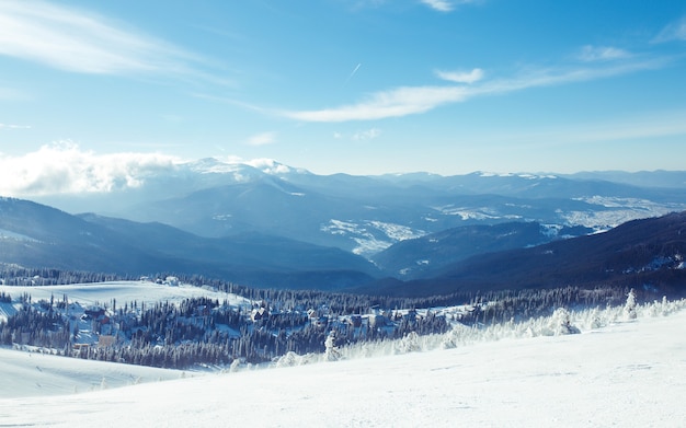 Naturaleza. Hermoso paisaje de invierno con árboles cubiertos de nieve. Hermosa vista de las montañas desde un punto alto.