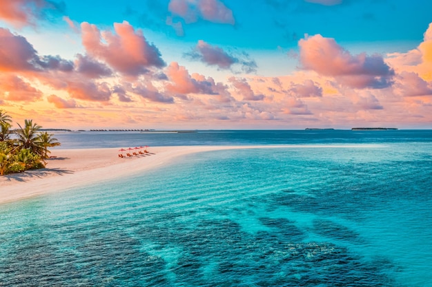 Naturaleza idílica para inspirar vacaciones turísticas, vacaciones románticas en Maldivas. Playa increíble vista aérea