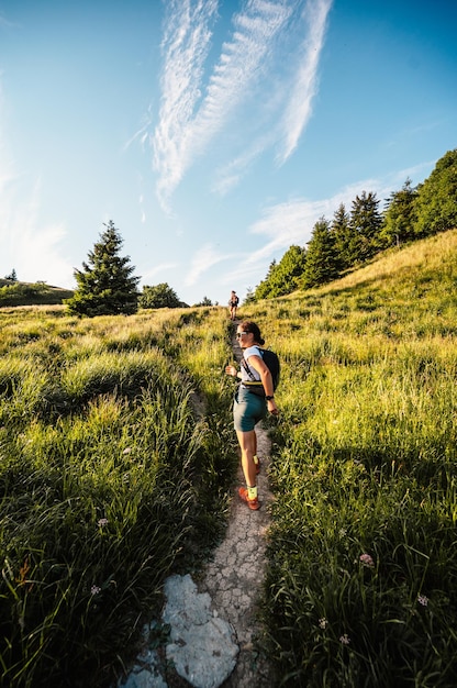 Naturaleza de las montañas de Eslovaquia Senderismo de viajeros con mochilas en Zvolen paek desde la silla de montar donovaly Paisaje de las montañas de Big Fatra Eslovaquia