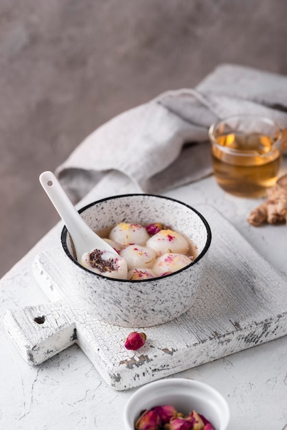 Foto naturaleza muerta arreglo dulce tang yuan