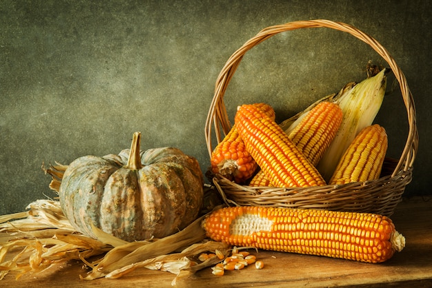 Naturaleza muerta con calabaza y maíz