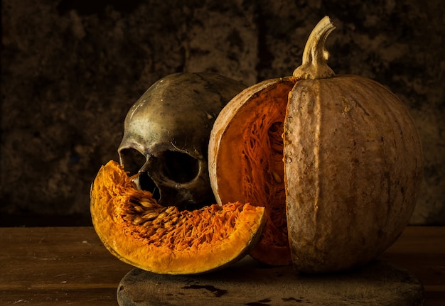 Naturaleza muerta con calavera, vela y calabaza