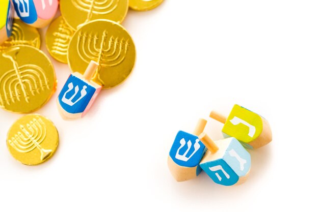 Una naturaleza muerta compuesta por elementos del festival judío de Janucá / Hanukkah.