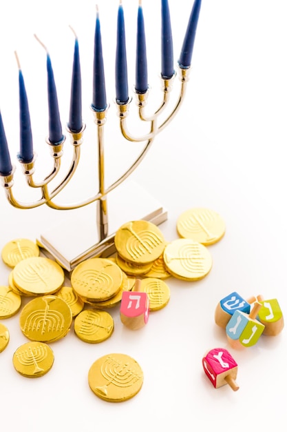 Una naturaleza muerta compuesta por elementos del festival judío de Janucá / Hanukkah.