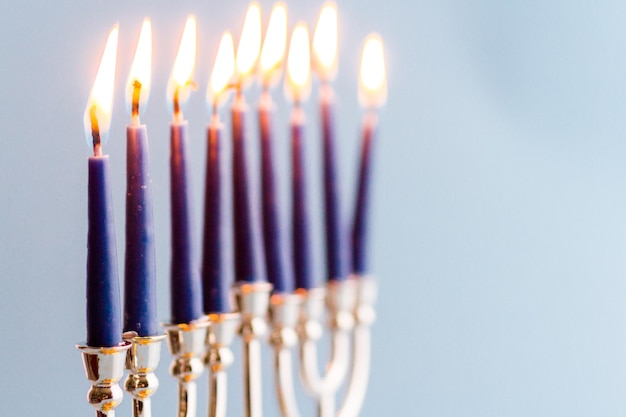 Una naturaleza muerta compuesta por elementos del festival judío de Janucá / Hanukkah.