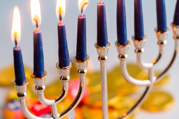 Una naturaleza muerta compuesta por elementos del festival judío de Janucá / Hanukkah.