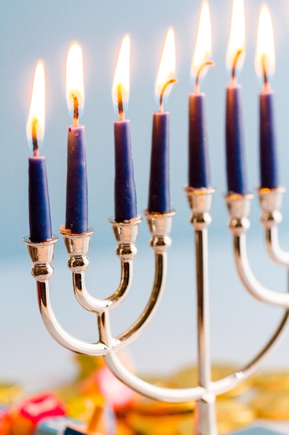 Una naturaleza muerta compuesta por elementos del festival judío de Janucá / Hanukkah.