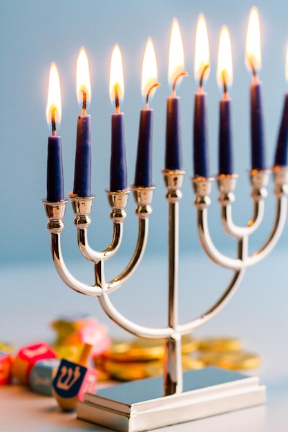 Una naturaleza muerta compuesta por elementos del festival judío de Janucá / Hanukkah.