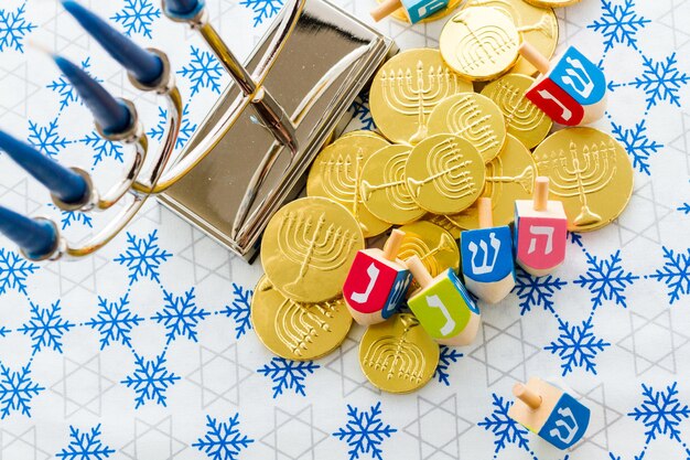 Foto una naturaleza muerta compuesta por elementos del festival judío de janucá / hanukkah.