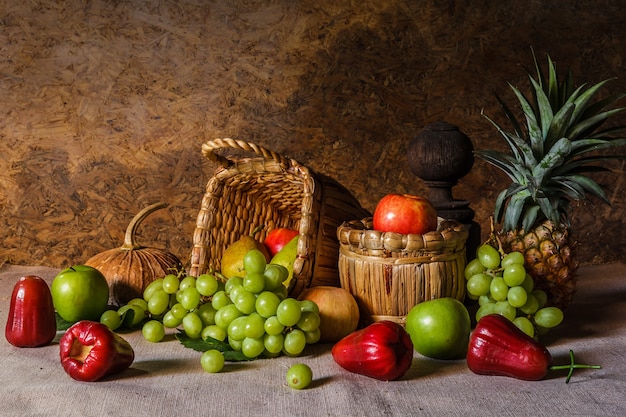 Foto naturaleza muerta con frutas.