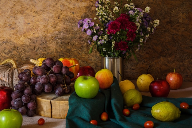 Foto naturaleza muerta con frutas.