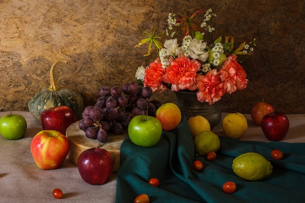 Foto naturaleza muerta con frutas.