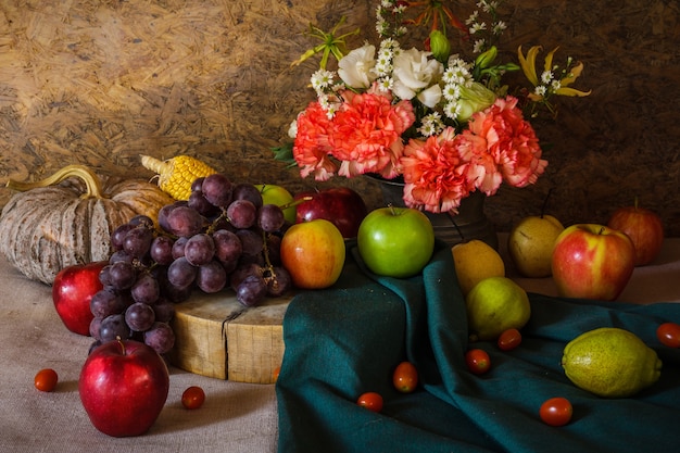 Foto naturaleza muerta con frutas.