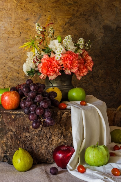 Foto naturaleza muerta con frutas.