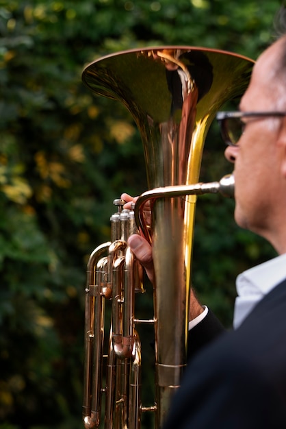 Foto naturaleza muerta de un instrumento de viento para el día mundial de la música