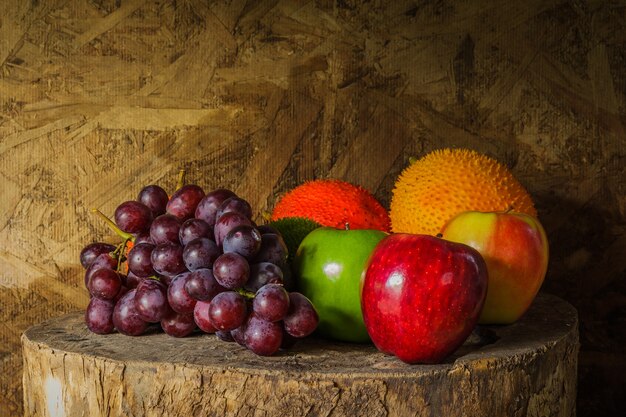 Foto naturaleza muerta con en la madera llena de fruta