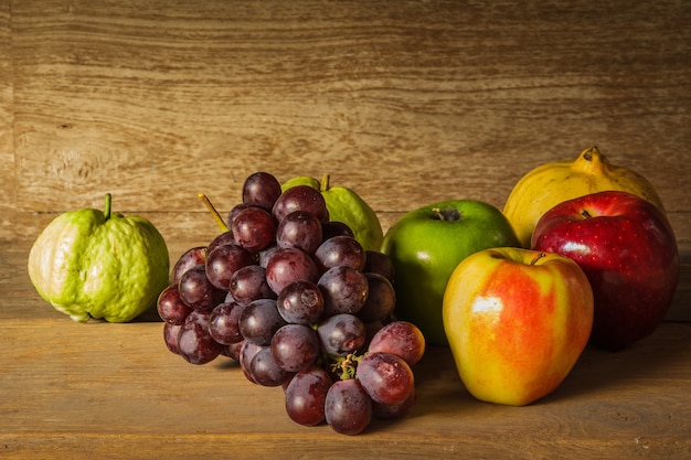 Foto naturaleza muerta con en la madera llena de fruta