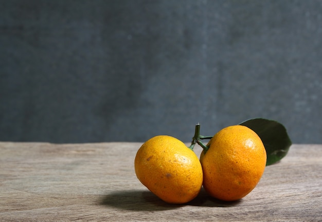 Naturaleza muerta con mandarinas en mesa de madera con espacio grunge